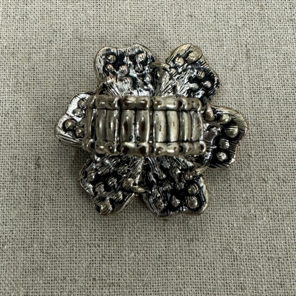 Rhinestone Stretch Flower Ring - Picture 2 of 4